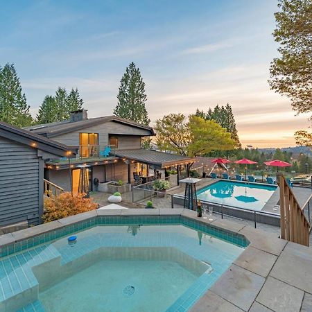 Grouse Cheerful Large Private Bedroom, Bath, Shared Deck, Pool, Hot Tub North Vancouver Extérieur photo
