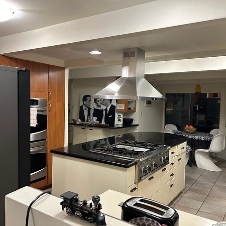 Grouse Cheerful Large Private Bedroom, Bath, Shared Deck, Pool, Hot Tub North Vancouver Extérieur photo