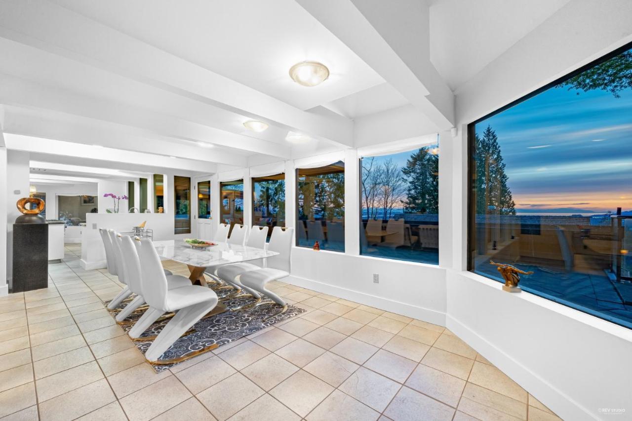 Grouse Cheerful Large Private Bedroom, Bath, Shared Deck, Pool, Hot Tub North Vancouver Extérieur photo