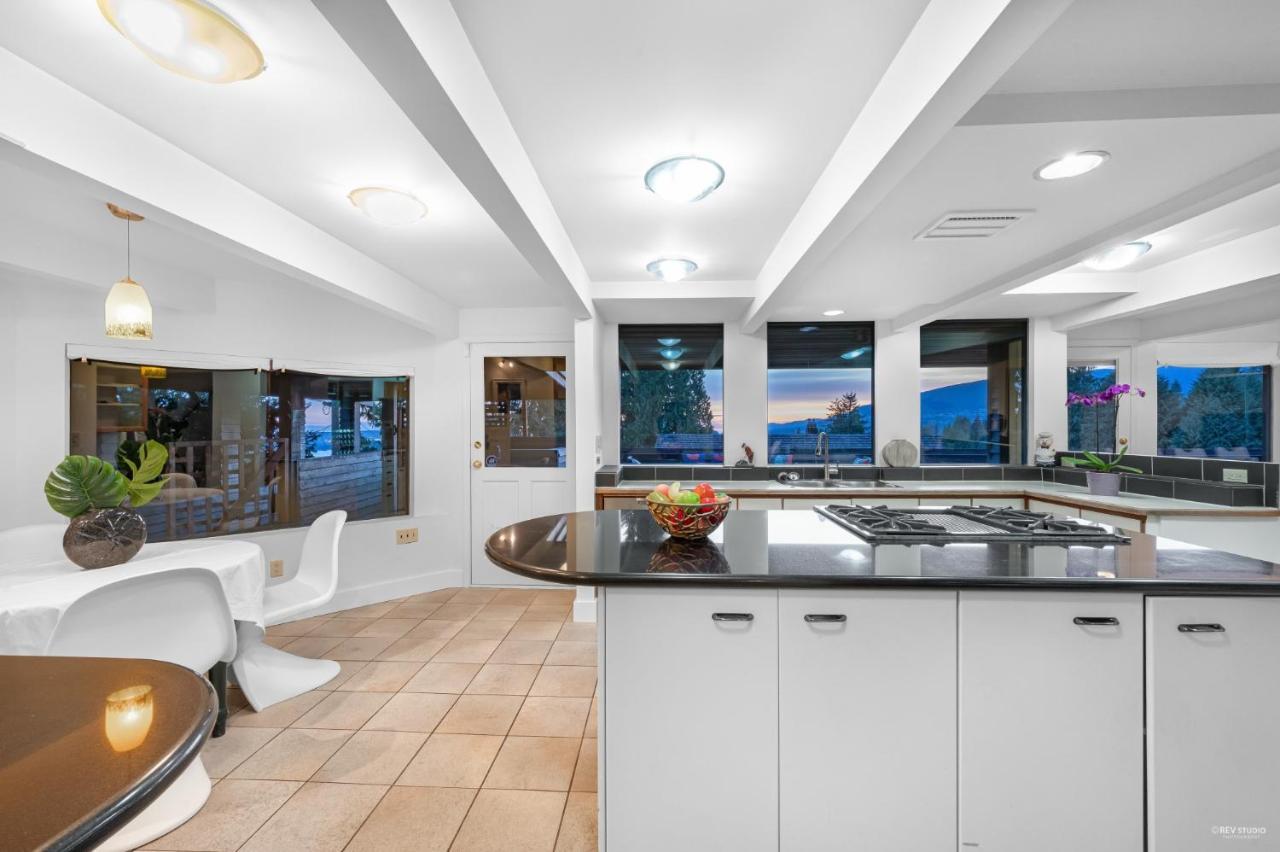 Grouse Cheerful Large Private Bedroom, Bath, Shared Deck, Pool, Hot Tub North Vancouver Extérieur photo