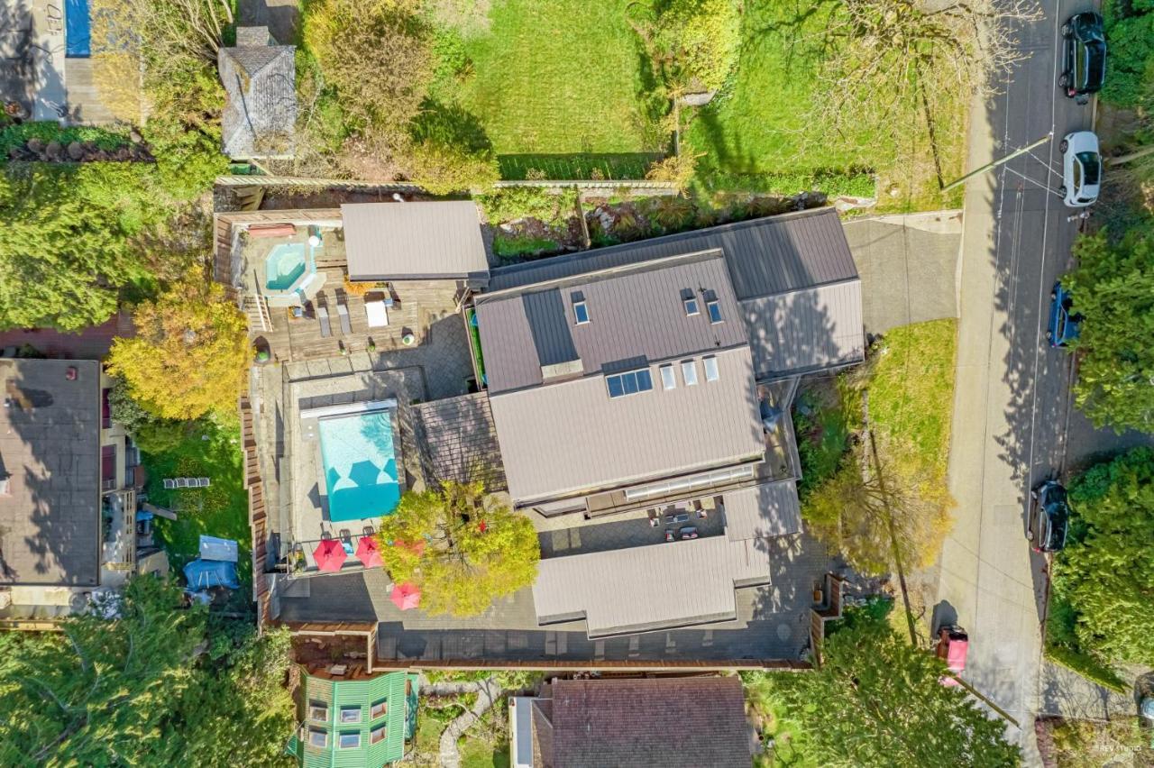 Grouse Cheerful Large Private Bedroom, Bath, Shared Deck, Pool, Hot Tub North Vancouver Extérieur photo