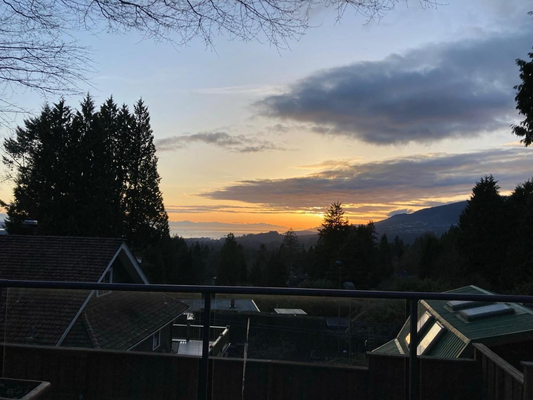 Grouse Cheerful Large Private Bedroom, Bath, Shared Deck, Pool, Hot Tub North Vancouver Extérieur photo