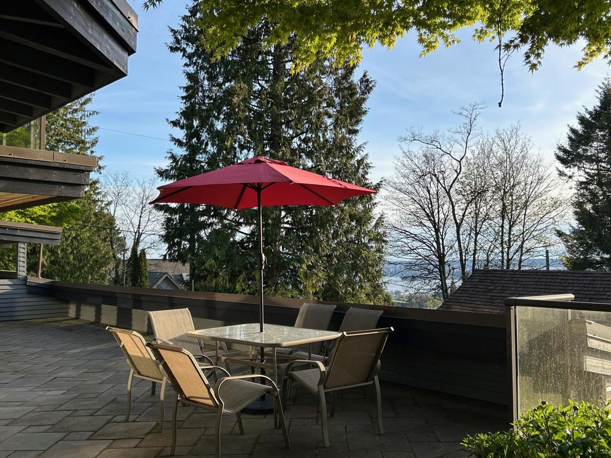 Grouse Cheerful Large Private Bedroom, Bath, Shared Deck, Pool, Hot Tub North Vancouver Extérieur photo