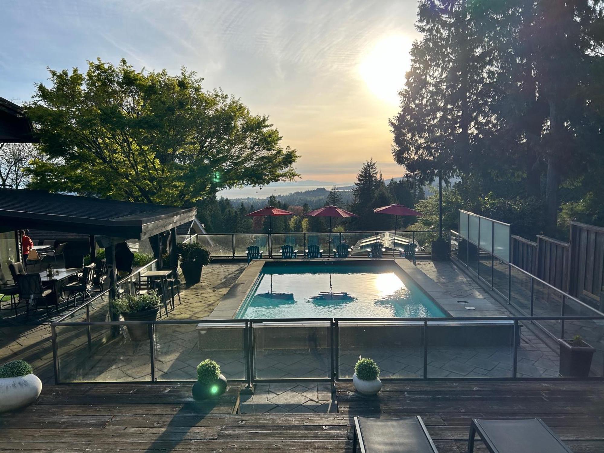 Grouse Cheerful Large Private Bedroom, Bath, Shared Deck, Pool, Hot Tub North Vancouver Extérieur photo
