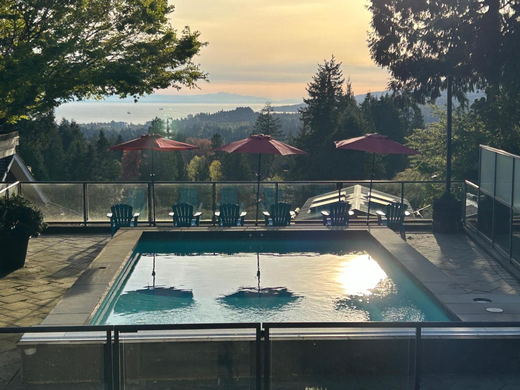 Grouse Cheerful Large Private Bedroom, Bath, Shared Deck, Pool, Hot Tub North Vancouver Extérieur photo