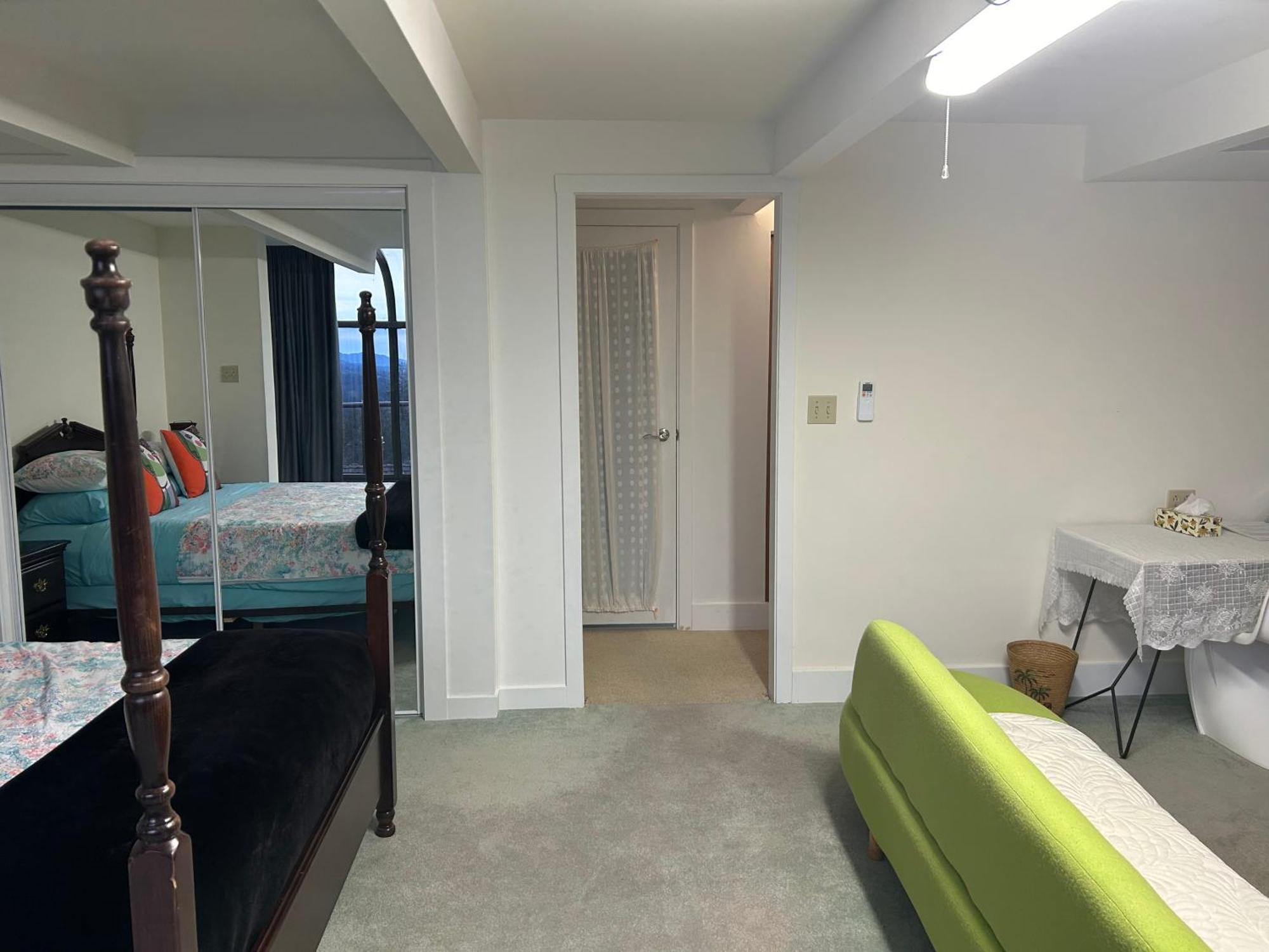 Grouse Cheerful Large Private Bedroom, Bath, Shared Deck, Pool, Hot Tub North Vancouver Extérieur photo