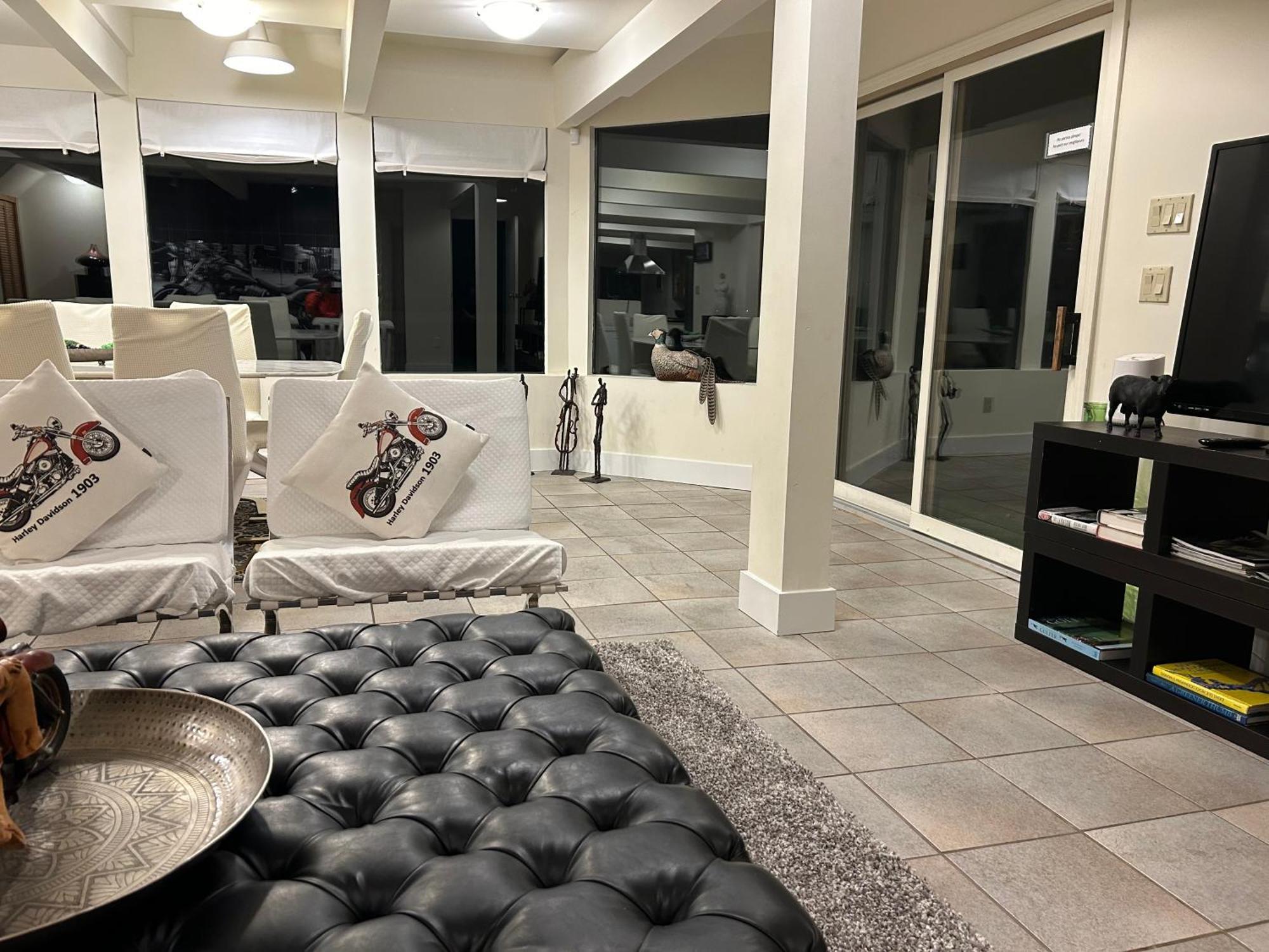 Grouse Cheerful Large Private Bedroom, Bath, Shared Deck, Pool, Hot Tub North Vancouver Extérieur photo