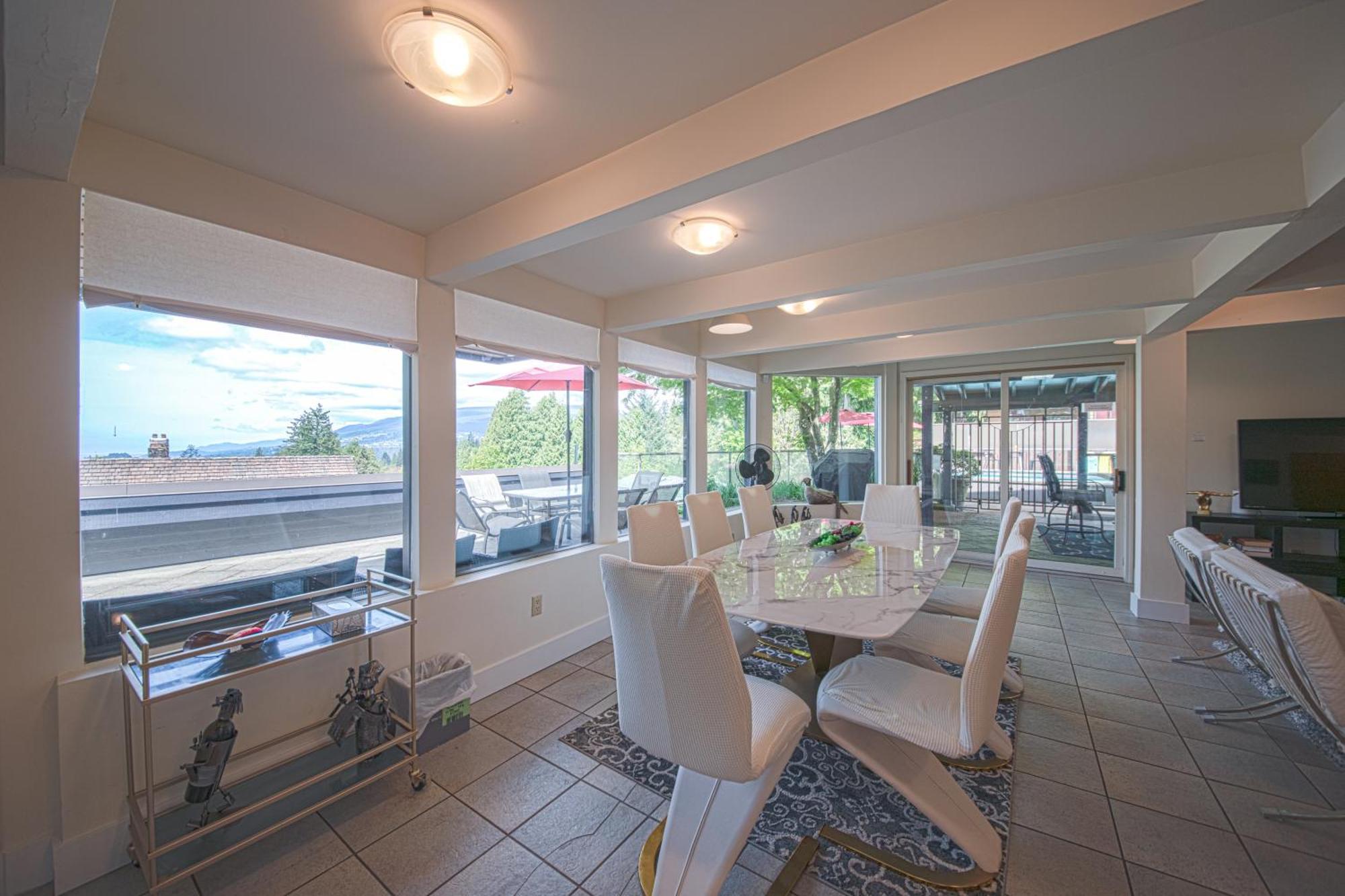 Grouse Cheerful Large Private Bedroom, Bath, Shared Deck, Pool, Hot Tub North Vancouver Extérieur photo