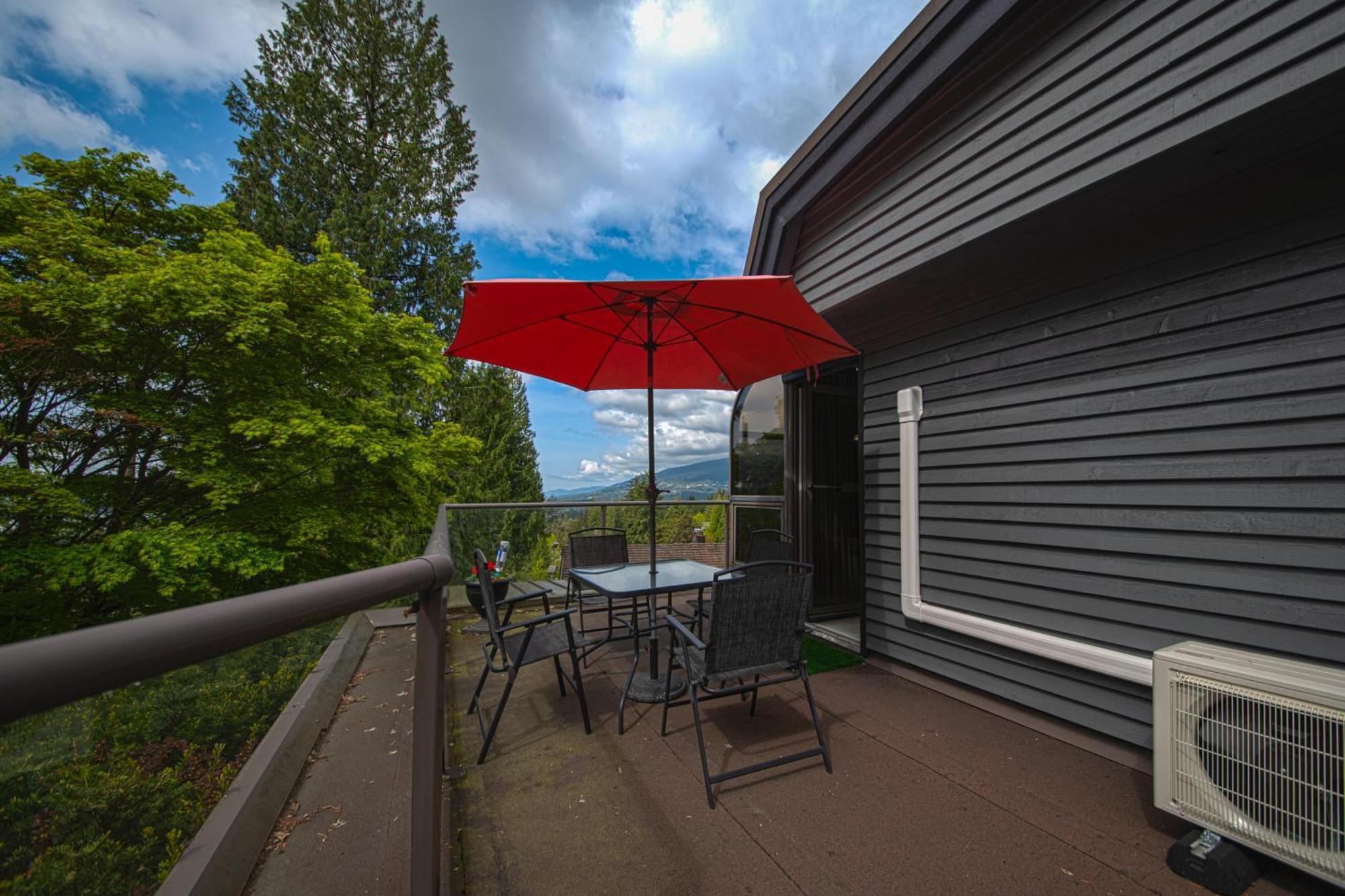 Grouse Cheerful Large Private Bedroom, Bath, Shared Deck, Pool, Hot Tub North Vancouver Extérieur photo