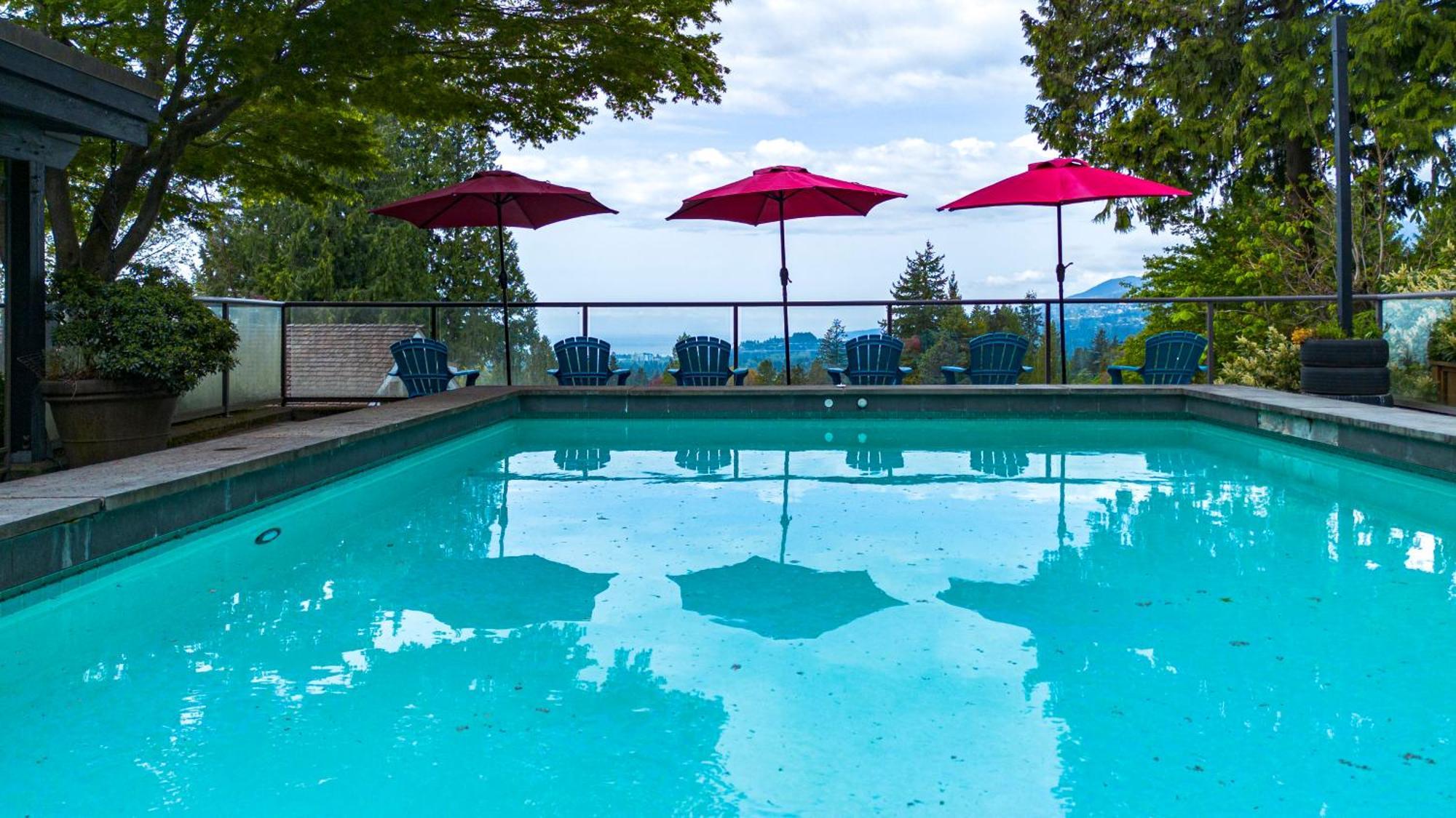 Grouse Cheerful Large Private Bedroom, Bath, Shared Deck, Pool, Hot Tub North Vancouver Extérieur photo