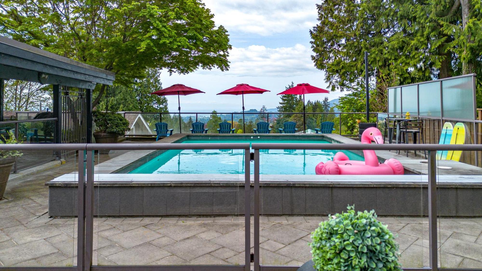 Grouse Cheerful Large Private Bedroom, Bath, Shared Deck, Pool, Hot Tub North Vancouver Extérieur photo