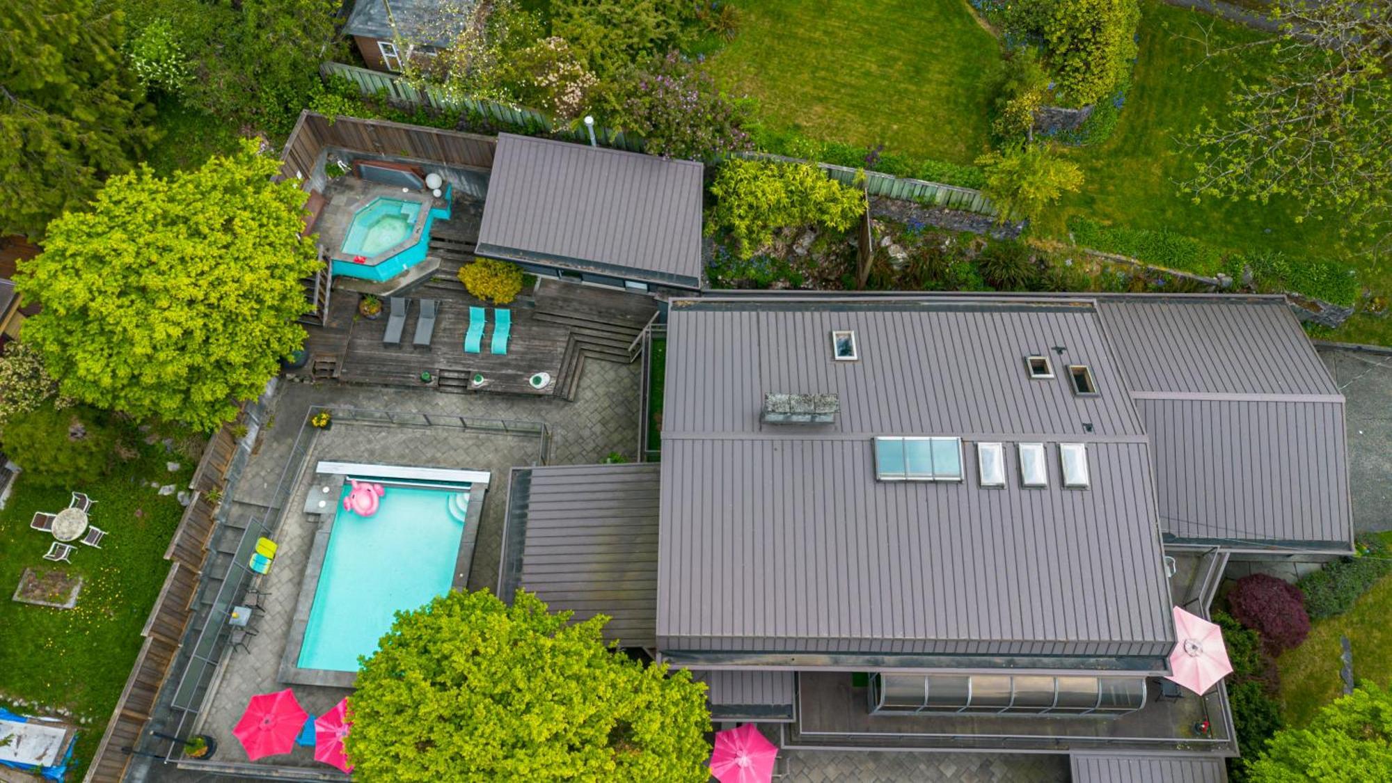 Grouse Cheerful Large Private Bedroom, Bath, Shared Deck, Pool, Hot Tub North Vancouver Extérieur photo