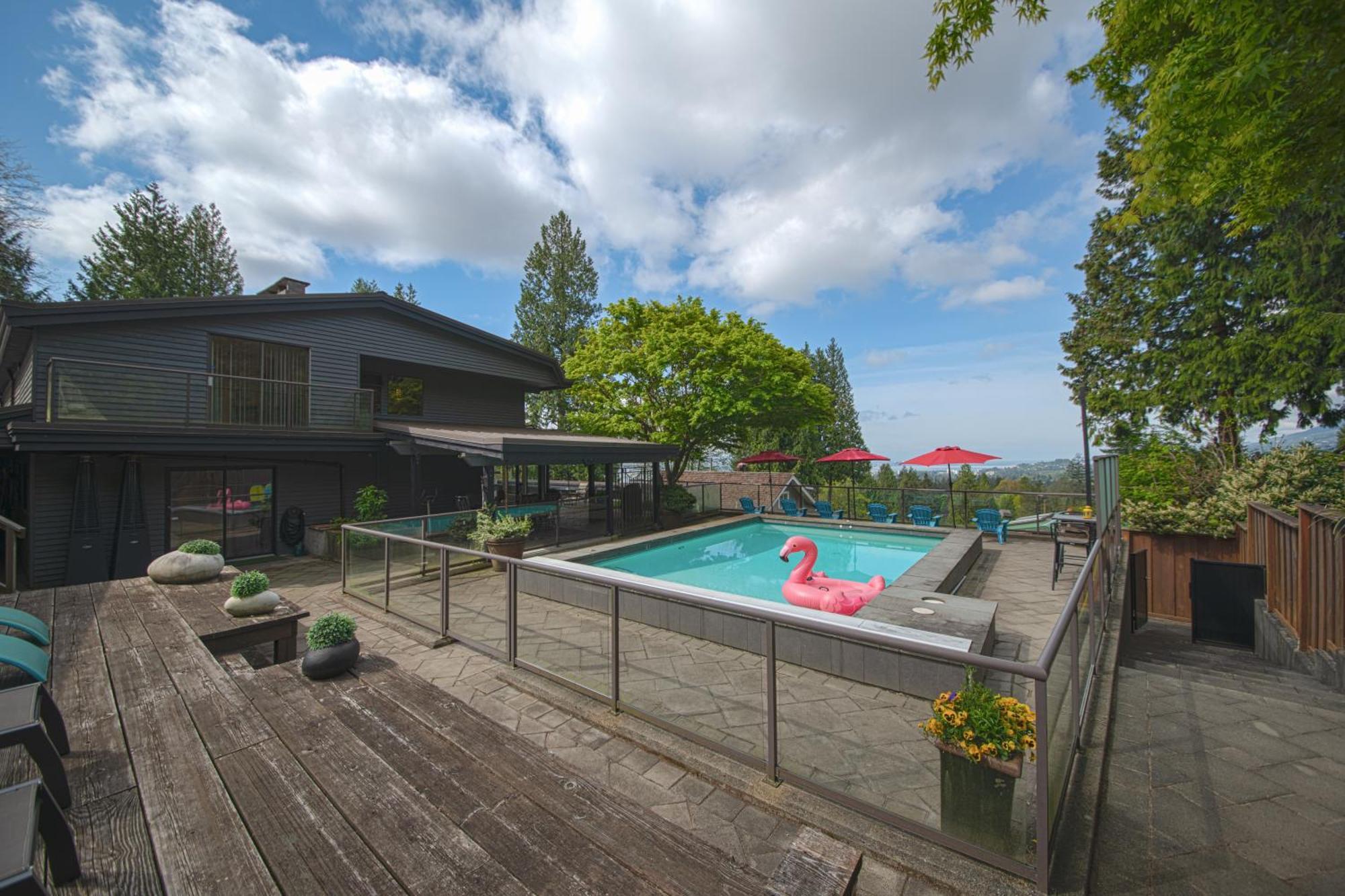 Grouse Cheerful Large Private Bedroom, Bath, Shared Deck, Pool, Hot Tub North Vancouver Extérieur photo